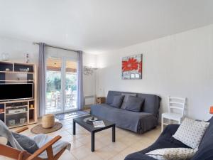 un soggiorno con un divano e un tavolo di Holiday Home Maison Cléo by Interhome a Cogolin