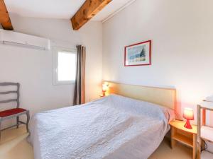 ein Schlafzimmer mit einem Bett, einem Stuhl und einem Fenster in der Unterkunft Apartment Eden Roc 2 by Interhome in Narbonne-Plage