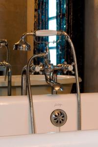 VILLA BELLUCIA في Cateri: حوض الحمام به صنبور ماء