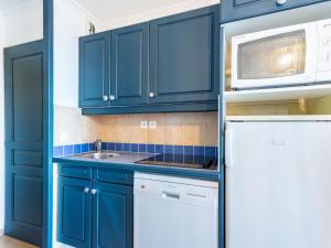 Kuchyňa alebo kuchynka v ubytovaní Apartment Les Restanques Golfe Saint Tropez-8 by Interhome
