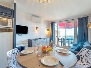 Televízia a/alebo spoločenská miestnosť v ubytovaní Apartment Les Restanques Golfe Saint Tropez-8 by Interhome