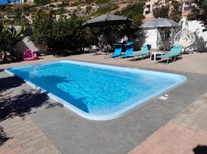 Bazén v ubytovaní Orama Apartments - Vacations Next to the Sea alebo v jeho blízkosti