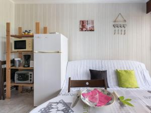 Kuchyňa alebo kuchynka v ubytovaní Studio Escale Port-4 by Interhome