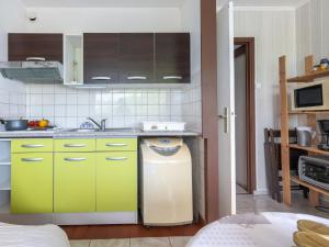 Kuchyňa alebo kuchynka v ubytovaní Studio Escale Port-4 by Interhome