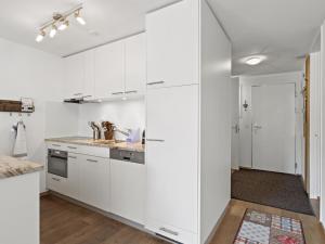 Kuchyň nebo kuchyňský kout v ubytování Apartment Nr-43 Haus Sotmirana by Interhome