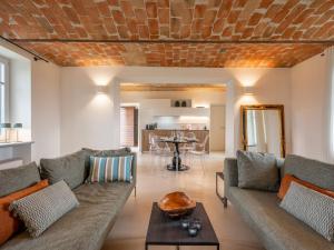 ein Wohnzimmer mit einem Sofa und einem Tisch in der Unterkunft Holiday Home Casa Faretto - Monviso by Interhome in Costigliole dʼAsti
