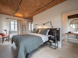 ein Schlafzimmer mit einem großen Bett und einem Waschbecken in der Unterkunft Holiday Home Casa Faretto - Monviso by Interhome in Costigliole dʼAsti