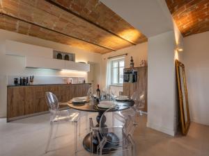 eine Küche und ein Esszimmer mit einem Tisch und Stühlen in der Unterkunft Holiday Home Casa Faretto - Monviso by Interhome in Costigliole dʼAsti