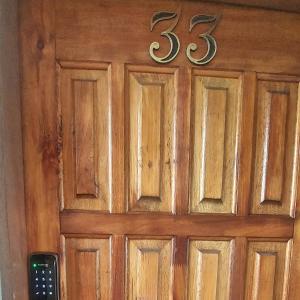 Una puerta de madera con el número. en Apartamento praia B, en Mongaguá
