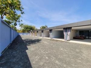 a building with a long row of stalls at 83 Guesthouse in Bahal