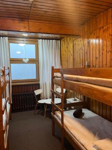a room with two bunk beds and a window at SCHRONISKO GOŚCINIEC RÓWNICA in Ustroń