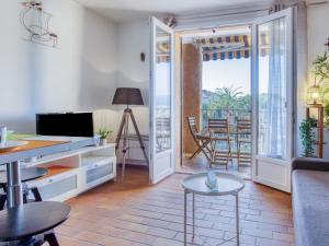 - un salon avec vue sur un balcon dans l'établissement Studio Les Aigues Marines-64 by Interhome, à Saint-Cyr-sur-Mer
