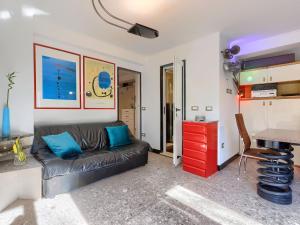 - un salon avec un canapé et une armoire rouge dans l'établissement Holiday Home Villa Dragica by Interhome, à Labin