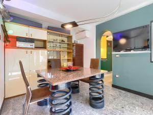 - une salle à manger avec une table et des chaises dans l'établissement Holiday Home Villa Dragica by Interhome, à Labin