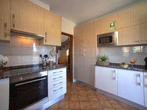 Η κουζίνα ή μικρή κουζίνα στο Villa Mariana by Interhome