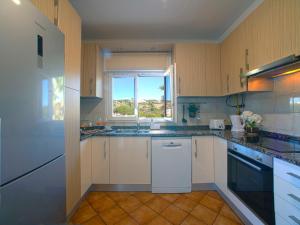 Η κουζίνα ή μικρή κουζίνα στο Villa Mariana by Interhome
