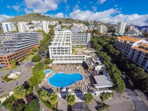 eine Luftansicht eines Resorts mit Pool in der Unterkunft Melia Madeira Mare in Funchal