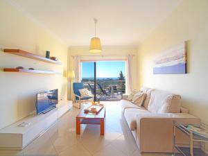 - un salon avec un canapé et une télévision dans l'établissement Apartment Vista Mar by Interhome, à Albufeira