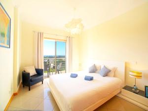 - une chambre avec un lit, une chaise et une fenêtre dans l'établissement Apartment Vista Mar by Interhome, à Albufeira