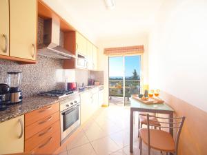 une cuisine avec un comptoir et une table avec des chaises dans l'établissement Apartment Vista Mar by Interhome, à Albufeira