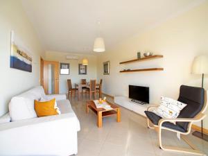 - un salon avec un canapé blanc et une télévision dans l'établissement Apartment Vista Mar by Interhome, à Albufeira