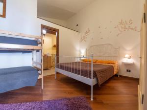 1 Schlafzimmer mit 2 Etagenbetten und einem lila Teppich in der Unterkunft Holiday Home Nice Villa Residence by Interhome in Guardia Vomano