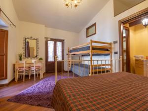 una camera con letto a castello e scrivania di Holiday Home Nice Villa Residence by Interhome a Guardia Vomano