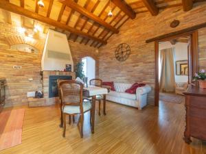 sala de estar con mesa y chimenea en Holiday Home Casale Vincenzo by Interhome, en Collecorvino