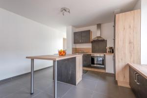 Kuchyňa alebo kuchynka v ubytovaní Ouréa - duplex avec balcon