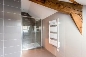 baño con ducha y puerta de cristal en Ouréa - duplex avec balcon, en La Bresse