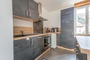 Kuchyňa alebo kuchynka v ubytovaní Ouréa - duplex avec balcon
