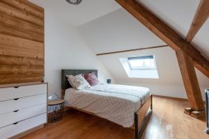 1 dormitorio con cama y ventana en Ouréa - duplex avec balcon, en La Bresse