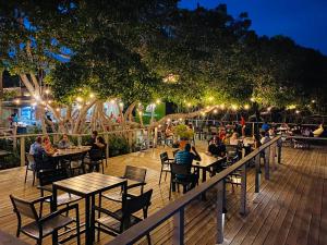 personas sentadas en mesas en un restaurante por la noche en Marina de Salinas, en Salinas