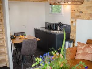 cocina con fregadero y mesa en una habitación en Holiday Home Tiny River House-1 by Interhome, en Maurik