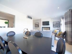 een woonkamer met een tafel, stoelen en een bank bij Apartment Pine Hills Esmeralda by Interhome in Vilamoura