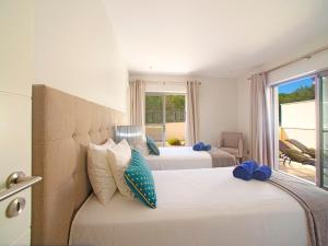 een slaapkamer met twee bedden en een raam bij Apartment Pine Hills Esmeralda by Interhome in Vilamoura