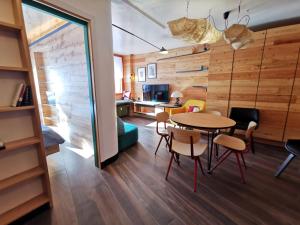 a small dining room with a table and chairs at Hostdomus - Oslo Apartments in Borgata Sestriere