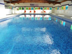 Bazén v ubytovaní PALMYRA GOLF Joli T2 piscine couverte vue golf Cap d'Agde alebo v jeho blízkosti