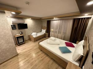 una habitación de hotel con una cama y un televisor en Golden Sail Hotel Old City, en Estambul