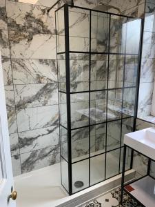 una doccia con pareti in marmo bianco e nero di The North Shore a Llandudno Altre 33 foto