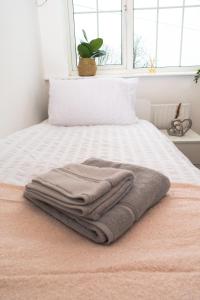 Ein Bett oder Betten in einem Zimmer der Unterkunft Leeds Lodge