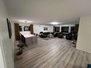 ein großes Wohnzimmer mit einem Sofa und einem Tisch in der Unterkunft Tromsø stunning Luxury apart A in Larseng