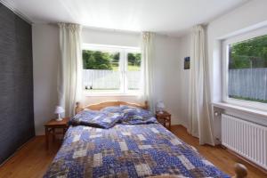 - une chambre avec un lit et 2 fenêtres dans l'établissement Arzgrube EG-Wohnung - a73860, à Mittenwald