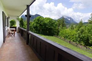 Elle comprend un balcon offrant une vue sur les montagnes. dans l'établissement Arzgrube EG-Wohnung - a73860, à Mittenwald