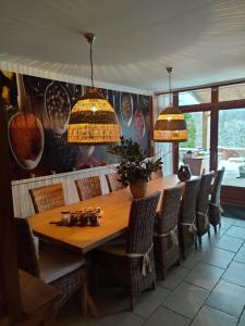comedor con mesa de madera y sillas en La Maison du Chevalier, en Marat