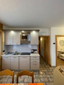 a kitchen with a sink and a microwave at Bait Panorama in Livigno