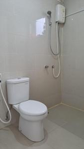 een badkamer met een toilet en een douche bij Lincoln Tower Podomoro Apartment in Medan
