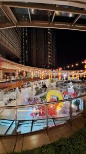 Blick auf ein Einkaufszentrum in der Nacht in der Unterkunft Lincoln Tower Podomoro Apartment in Medan