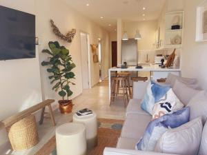 TV a/nebo společenská místnost v ubytování Poseidon's Limnaria Apartment