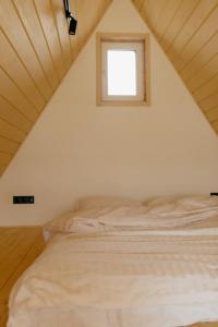 Кровать или кровати в номере A frame